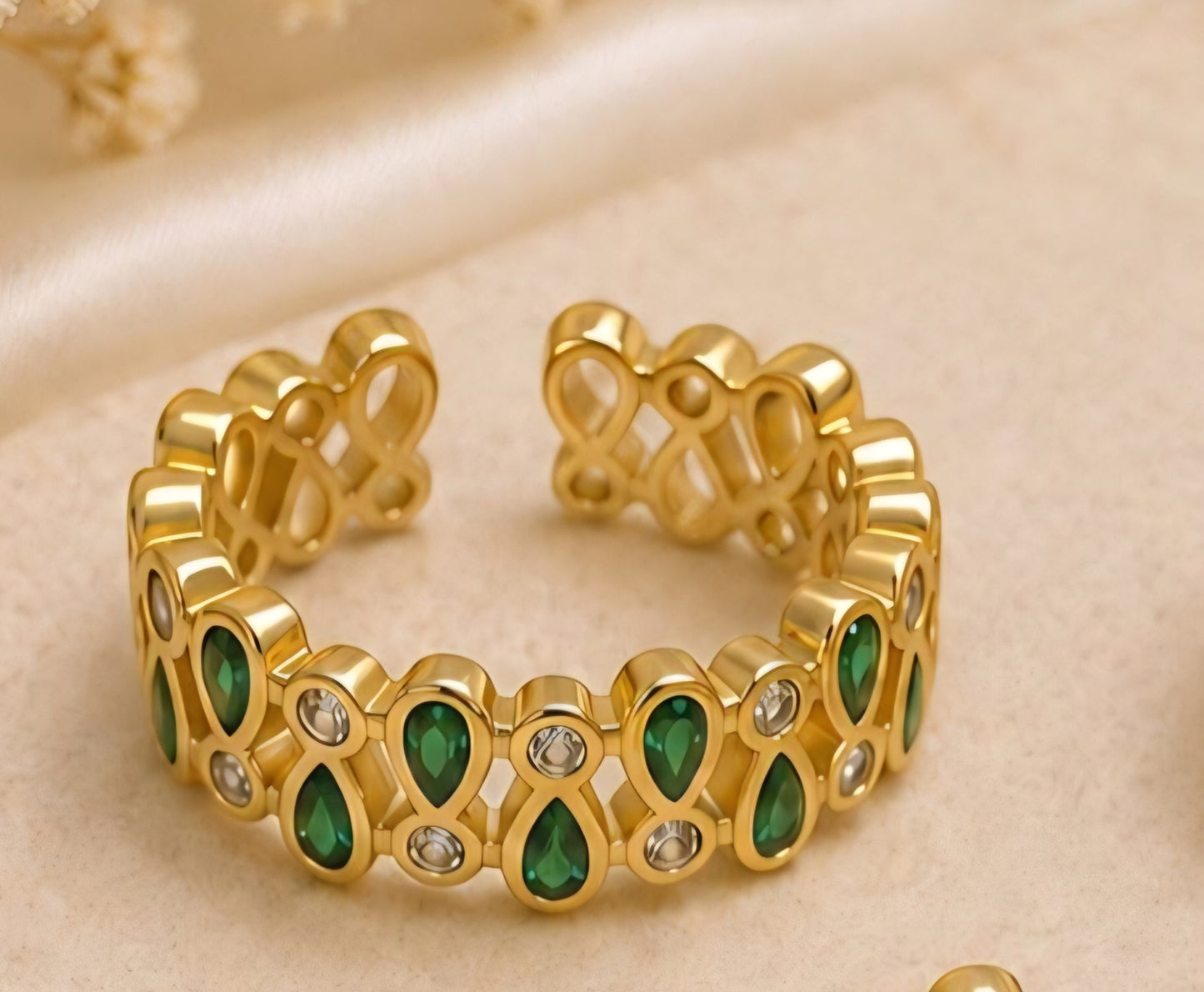 CIRCLE GREEN STONE RING