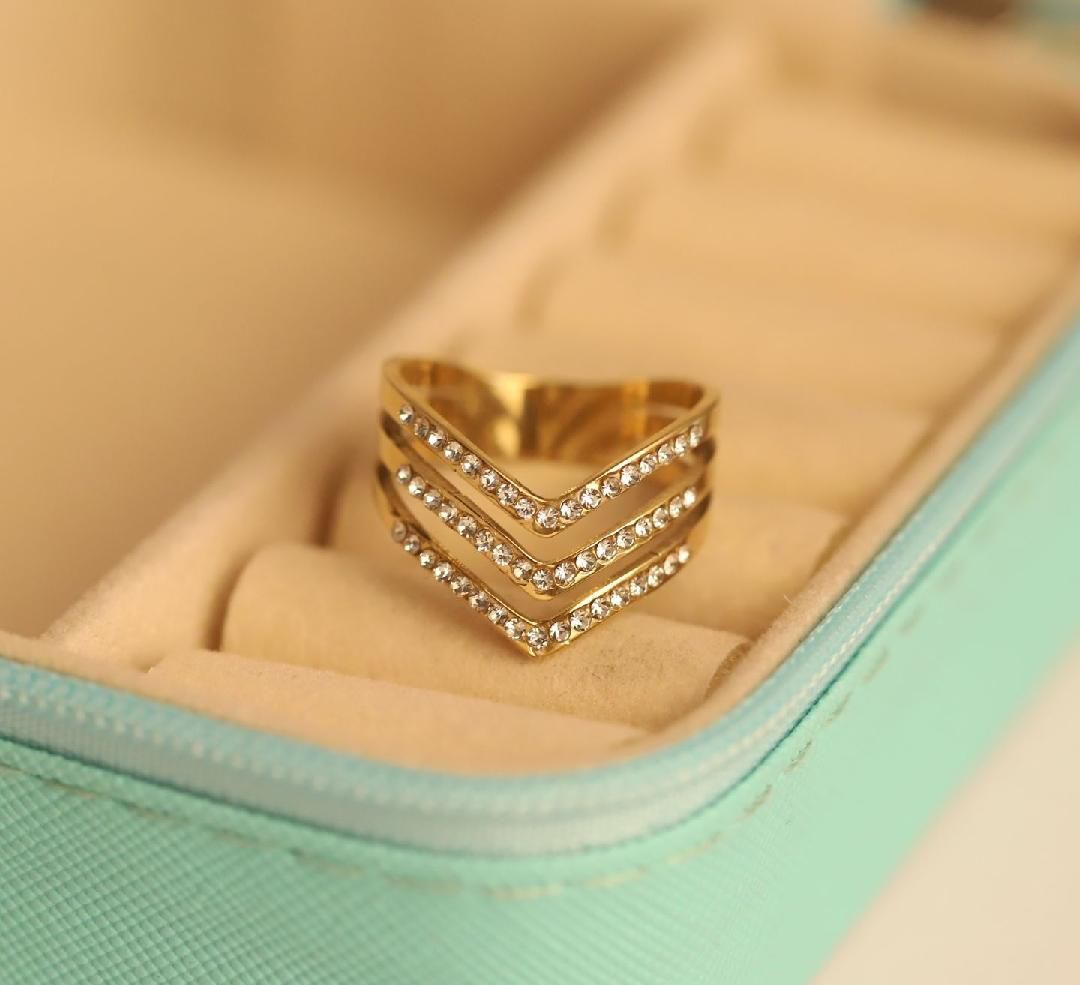STUDDED V RING