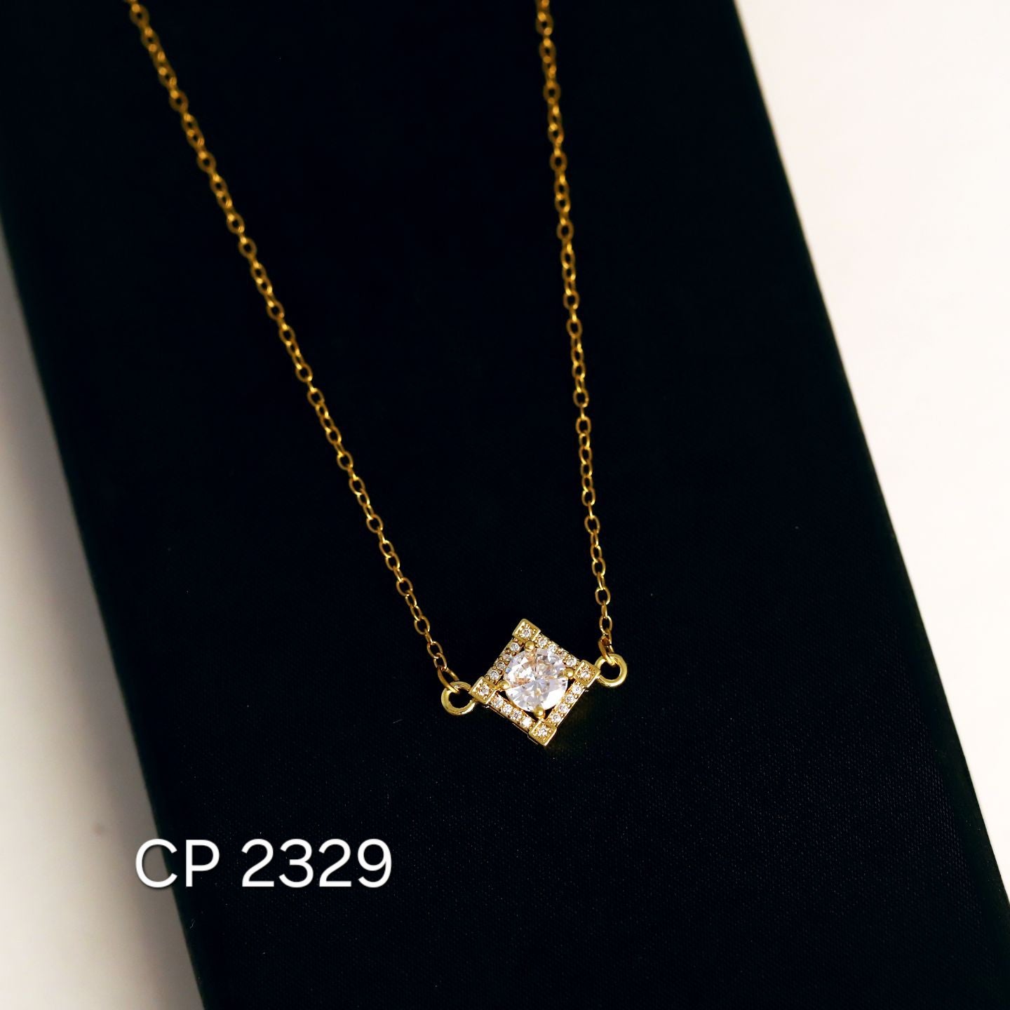 RHOMBUS SHAPED NECKPIECE