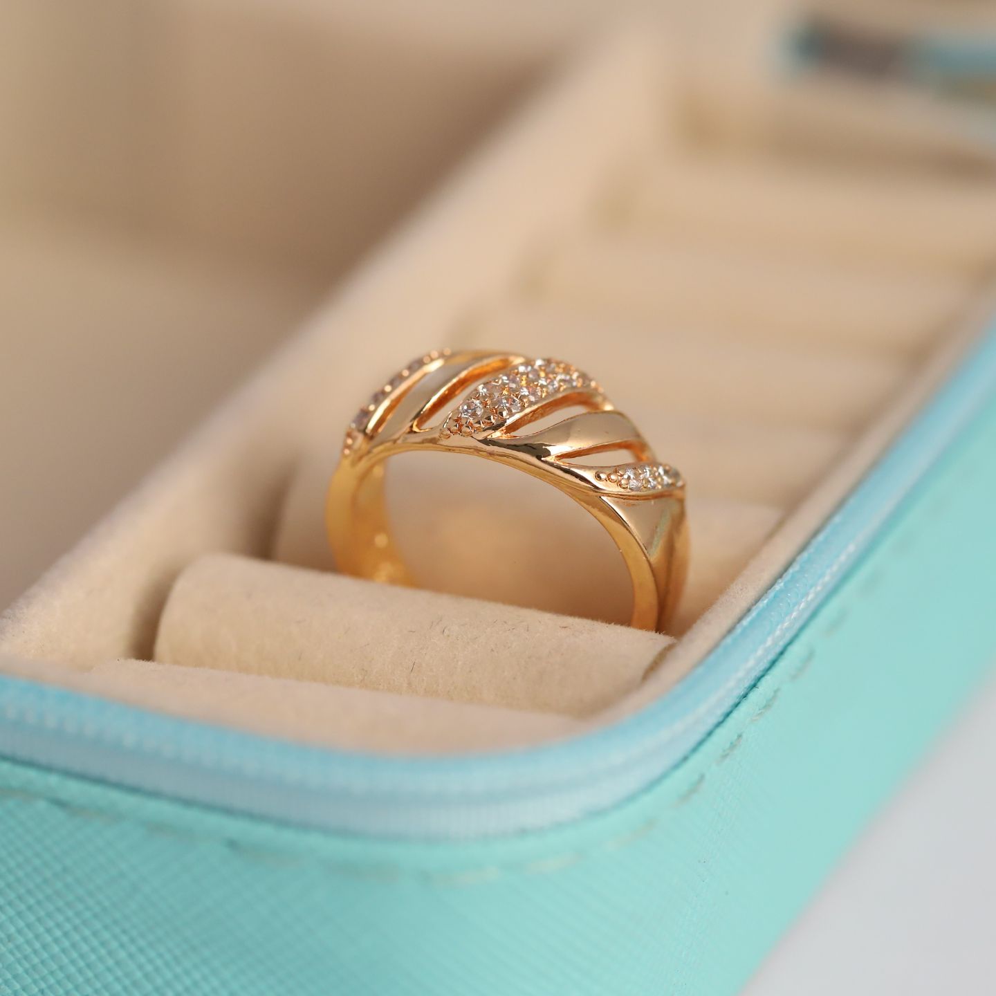 WAVY PATTERN STUD RING