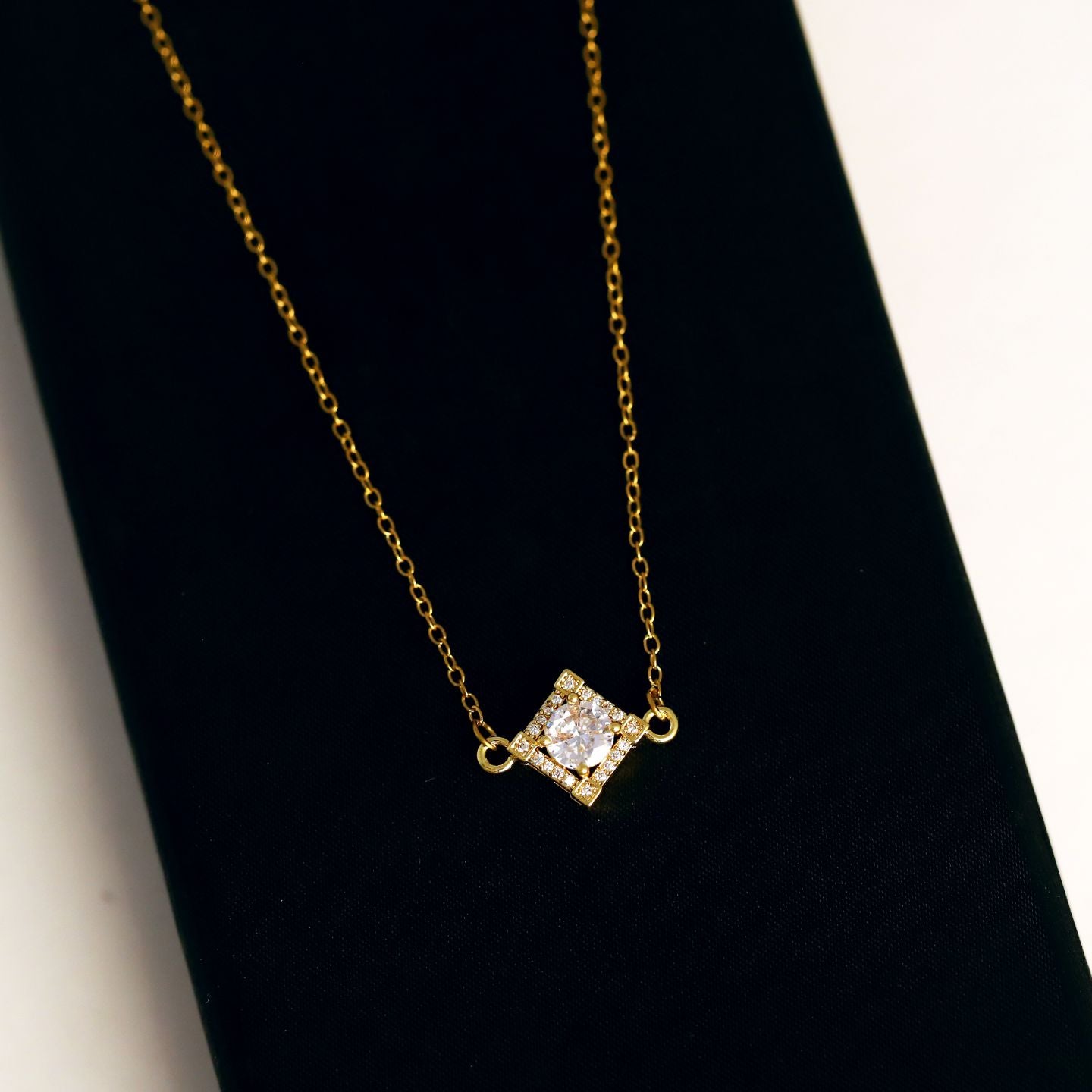 RHOMBUS SHAPED NECKPIECE
