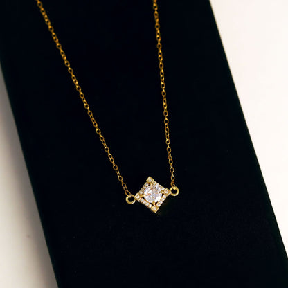 RHOMBUS SHAPED NECKPIECE