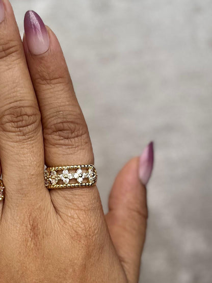 FLOWER STUD ROUND
