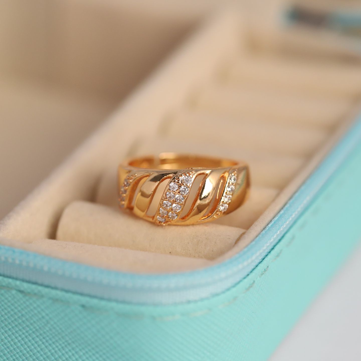 WAVY PATTERN STUD RING