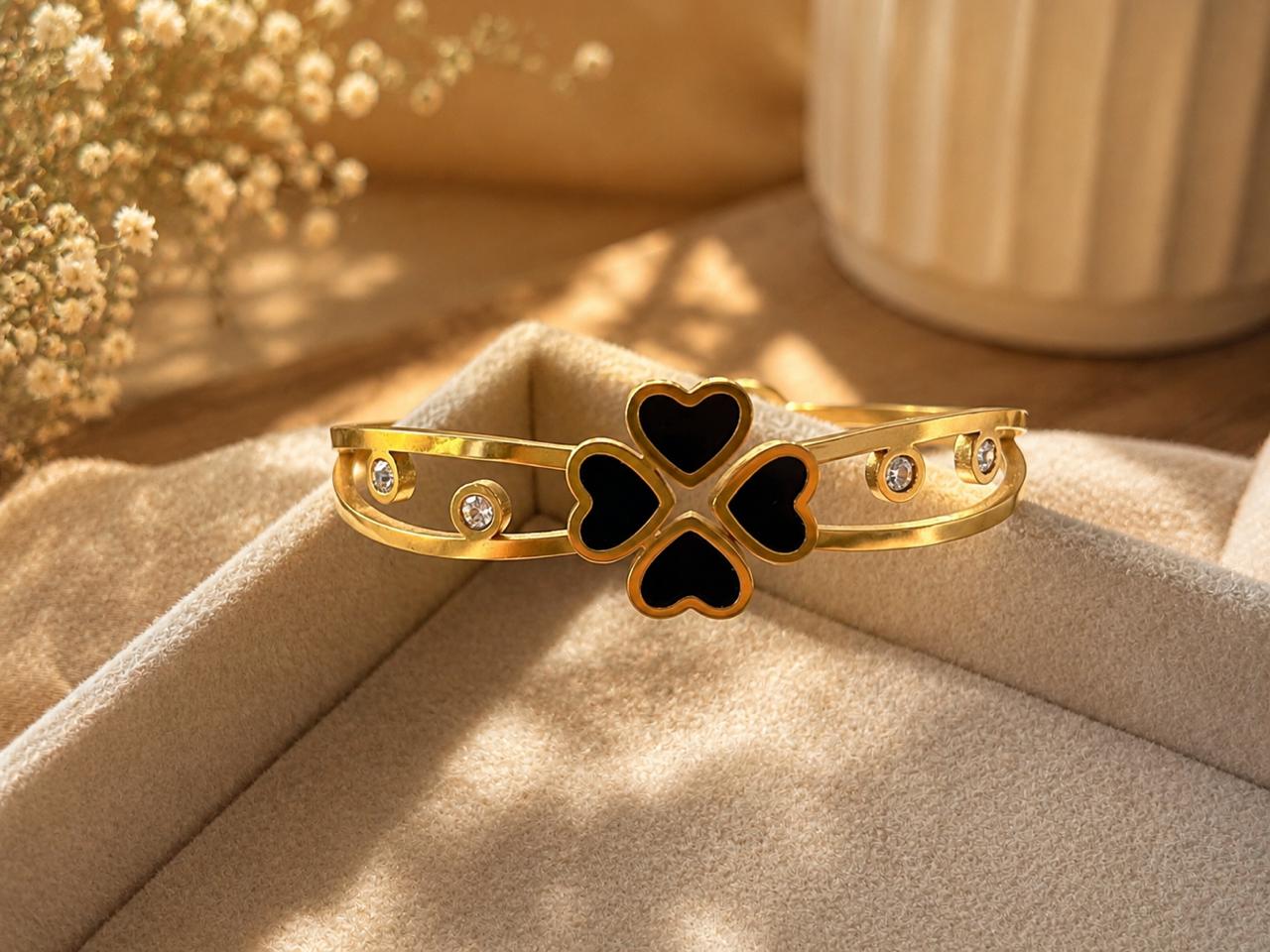 BLACK OPENABLE FLOWER BRACELET