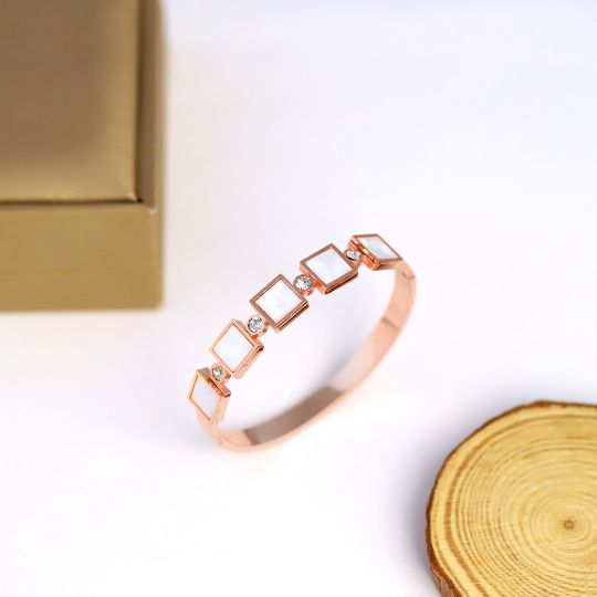 WHITE SQ STONE BRACELET