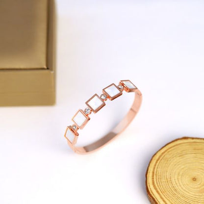 WHITE SQ STONE BRACELET