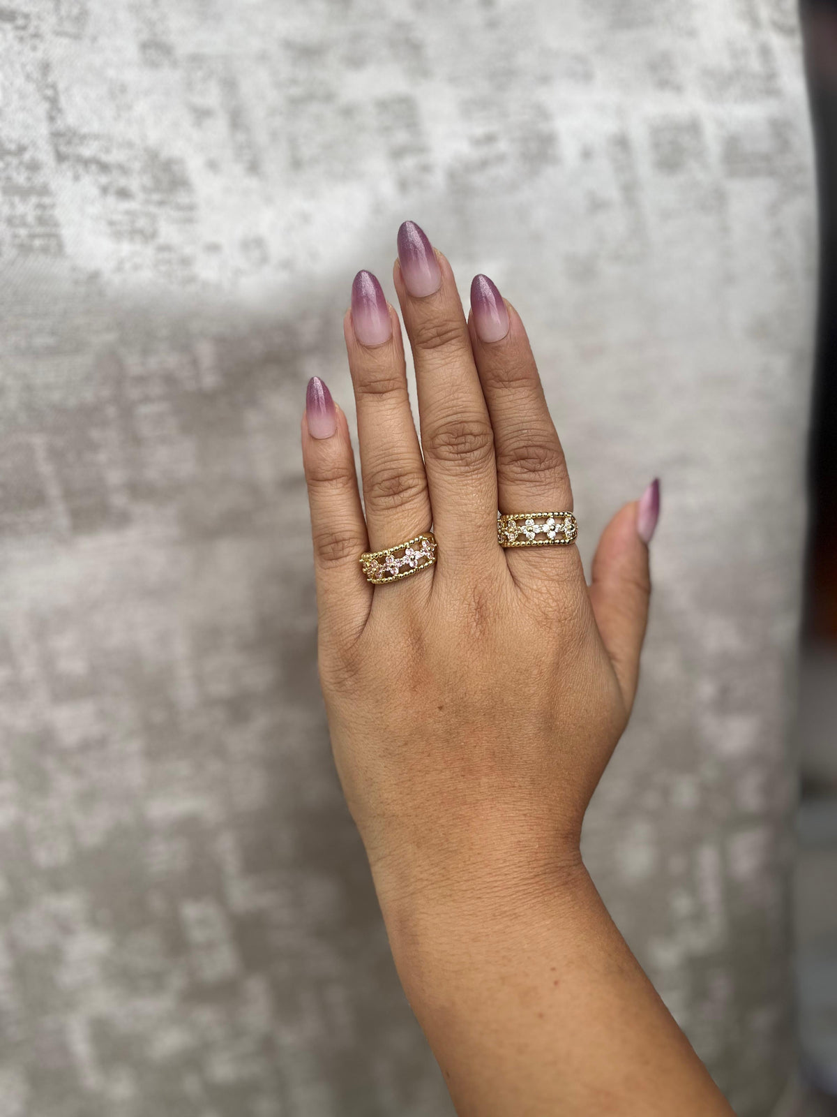 FLOWER STUD ROUND