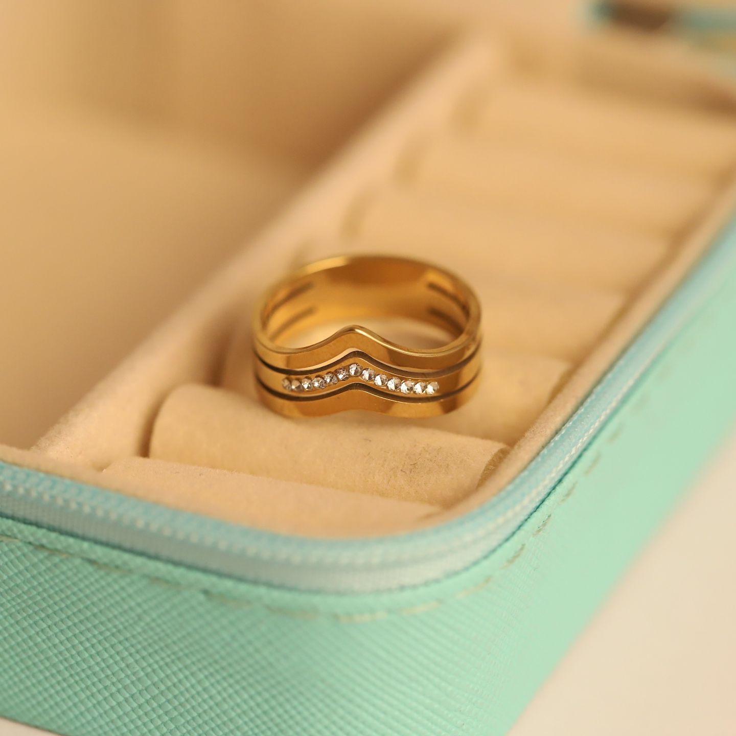 STUDDED SINGLE SINGLE V SHAPED RING