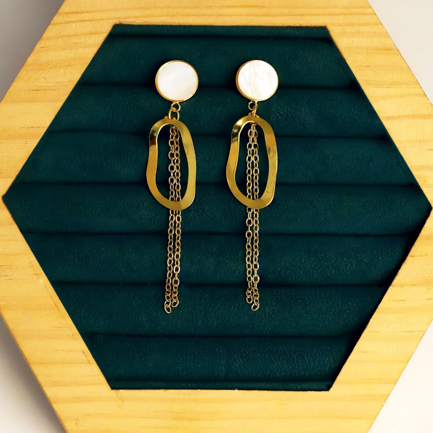 WHITE ROUND OVAL EARRING
