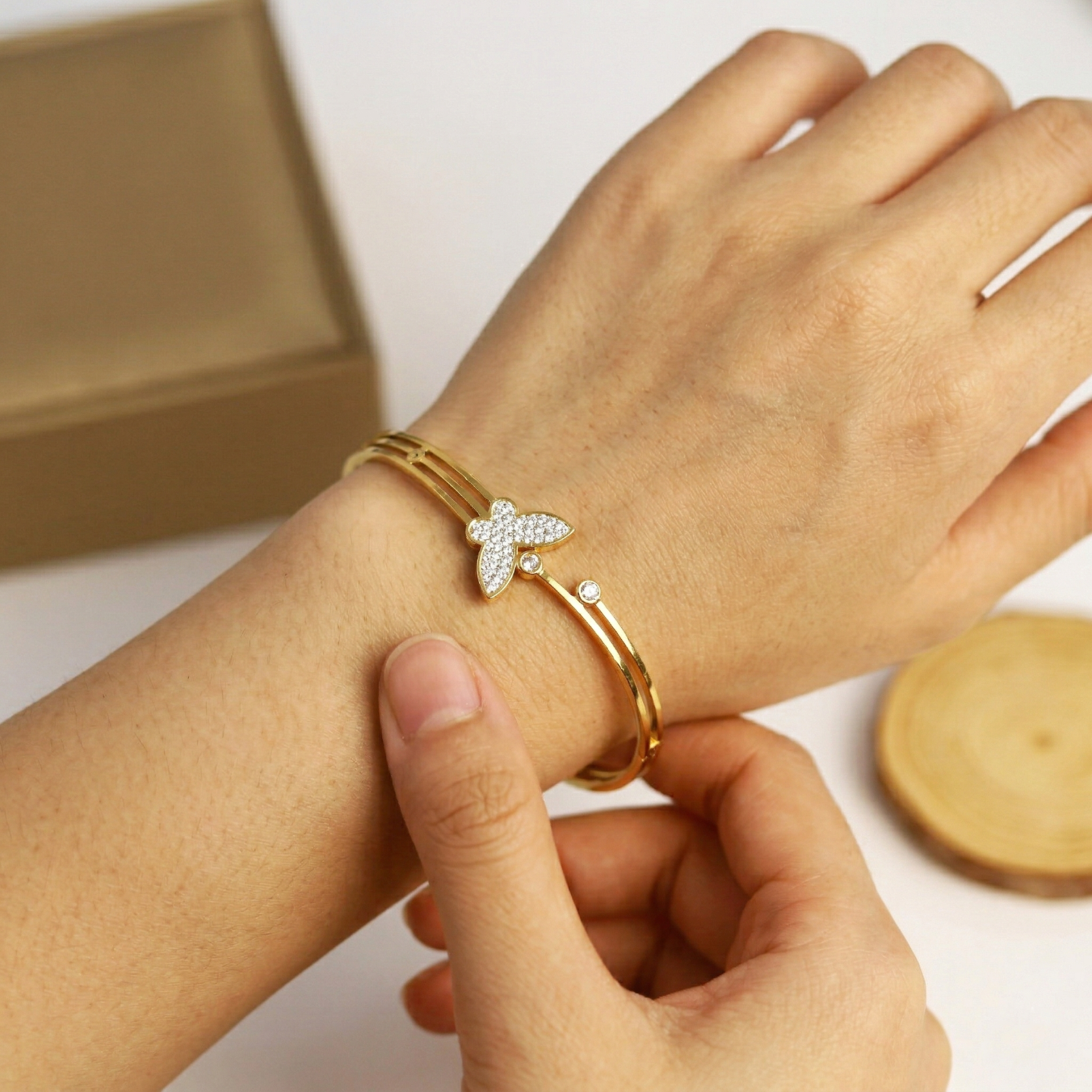 WHITE BUTTERFLY KADA