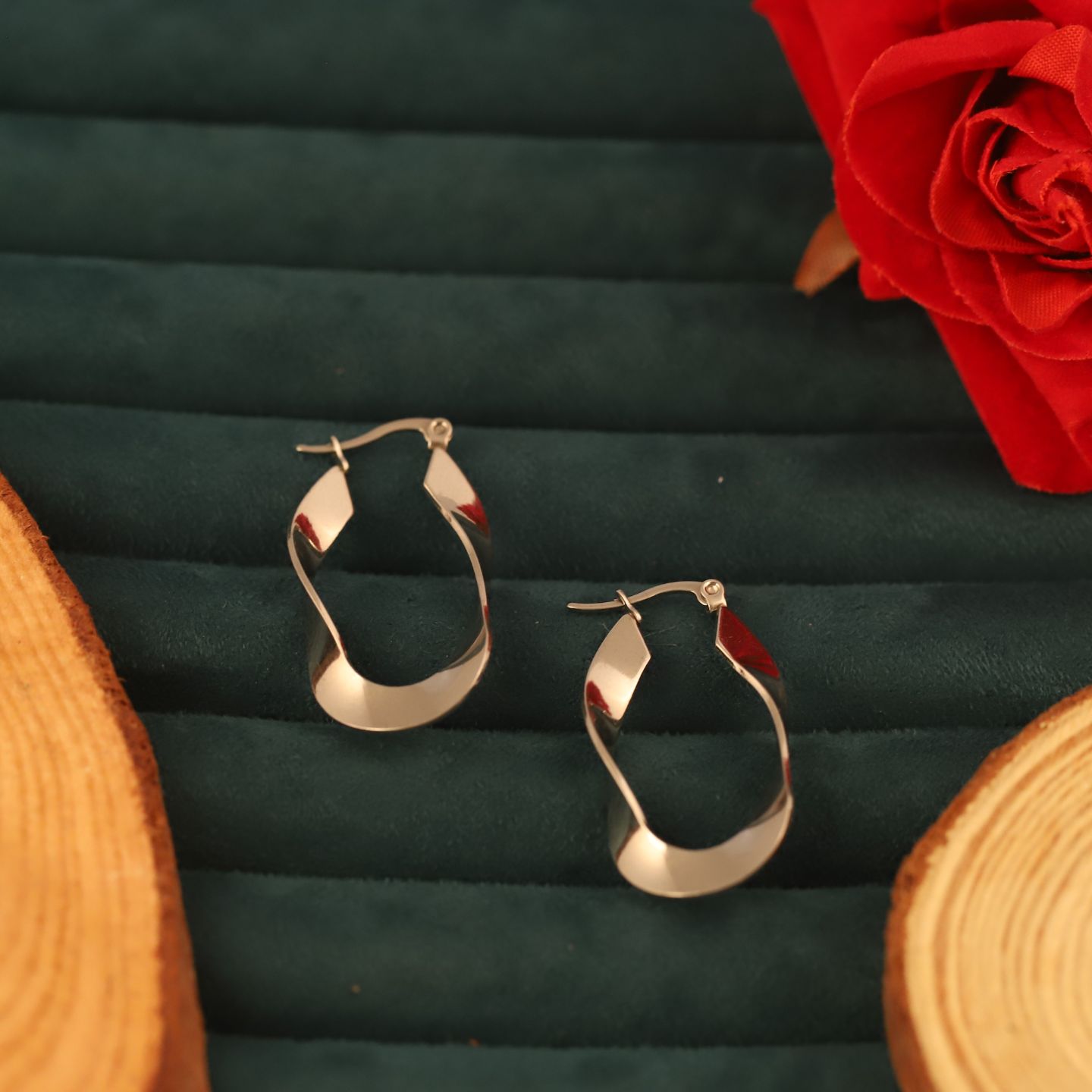 WAVY PATTERN HOOP EARRING